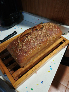 Una foto de Pan integral de espelta con chía y sésamo