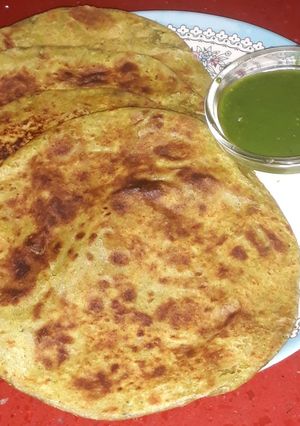 बथुआ का पराठा (Bathua ka paratha recipe in hindi) रेसिपी मुख्य फोटो