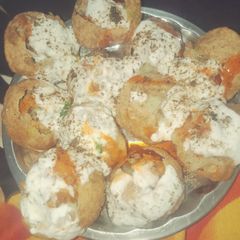 A picture of Sev puri chaat.