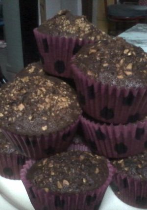 Una foto de Muffins de chocolate, pasas y aceite
