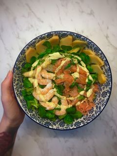 Una foto de Ensalada fresca con maracuyá, salmón y langostinos 🦐