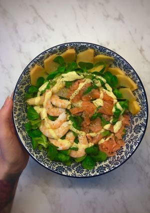 Una foto de Ensalada fresca con maracuyá, salmón y langostinos 🦐