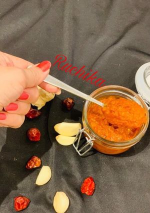 A picture of Schezwan Chutney.