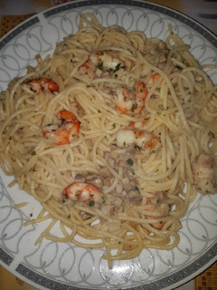 Una foto de Espagueti con gambas y champiñones