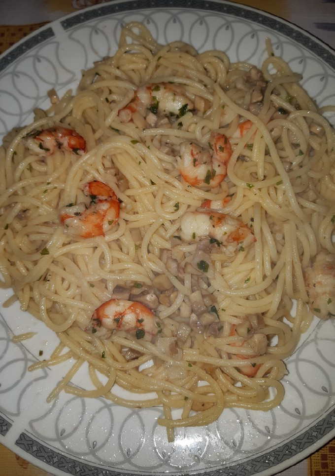 Una foto de Espagueti con gambas y champiñones