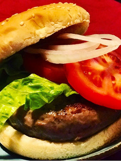 Una foto de Burguer casera de carne madurada