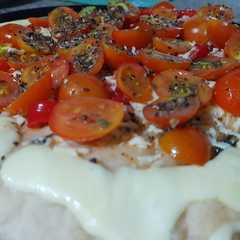 A picture of Pizza súper fresca de Tomate, Queso y Albahaca.
