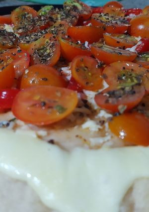 Una foto de Pizza súper fresca de Tomate, Queso y Albahaca