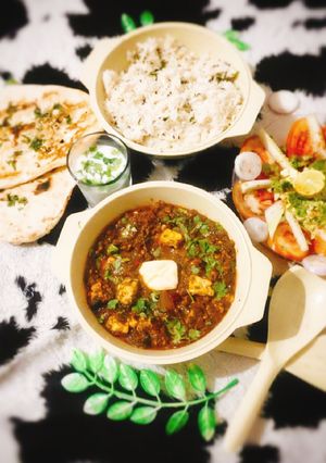 પાલક પનીર બટર નાન એન્ડ જીરા રાઈસ(Palak Paneer & Butter Naan & Jeera Rice Recipe In Gujarati) રેસીપી મુખ્ય ફોટો
