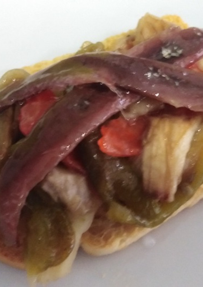 Una foto de Tostada de escalivada con anchoas