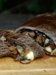 Una foto de Aleta rellena con champiñones, cebollas, beicon y queso gouda