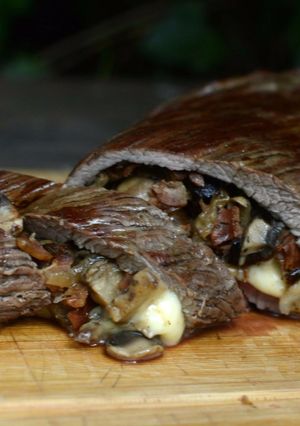 Una foto de Aleta rellena con champiñones, cebollas, beicon y queso gouda