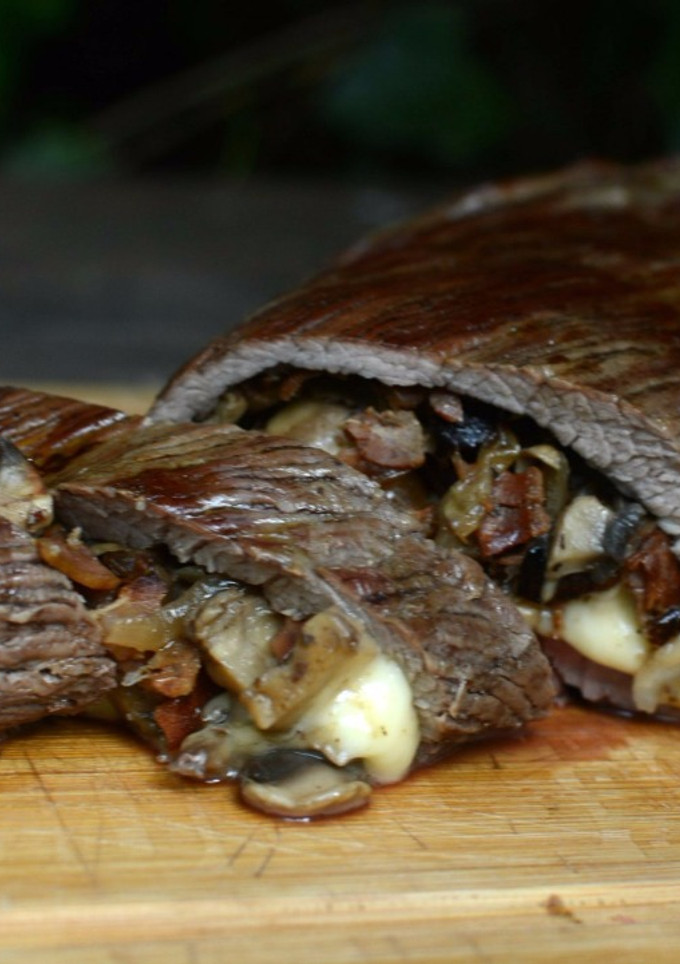 Una foto de Aleta rellena con champiñones, cebollas, beicon y queso gouda