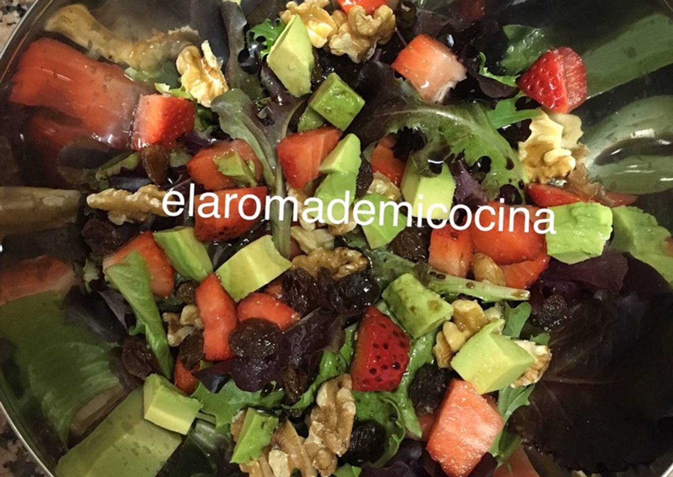 Ensalada de aguacate, fresones y nueces