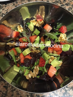 Una foto de Ensalada de aguacate, fresones y nueces