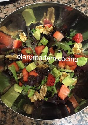 Una foto de Ensalada de aguacate, fresones y nueces