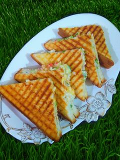 वेज चीज़ ग्रिल सैंडविच (veg cheese grill sandwich recipe in Hindi) रेसिपी मुख्य फोटो