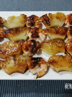 Una foto de Brocheta de piña y langostino a la miel