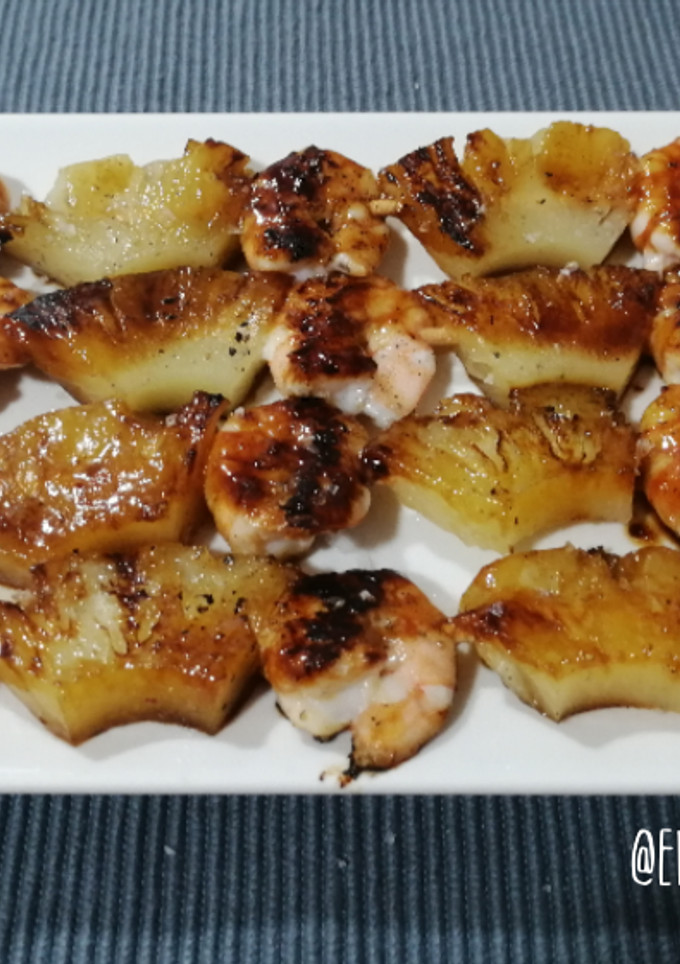 Una foto de Brocheta de piña y langostino a la miel