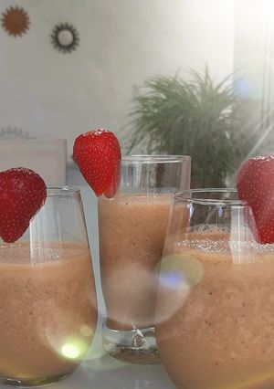 Una foto de Milkshake de banana y frutilla 🍓🍌