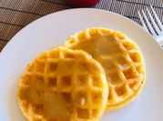 Una foto de waffles con dulce de leche