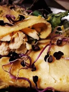 Una foto de Rollito de huevo con virutas de pollo