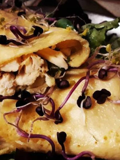 Una foto de Rollito de huevo con virutas de pollo