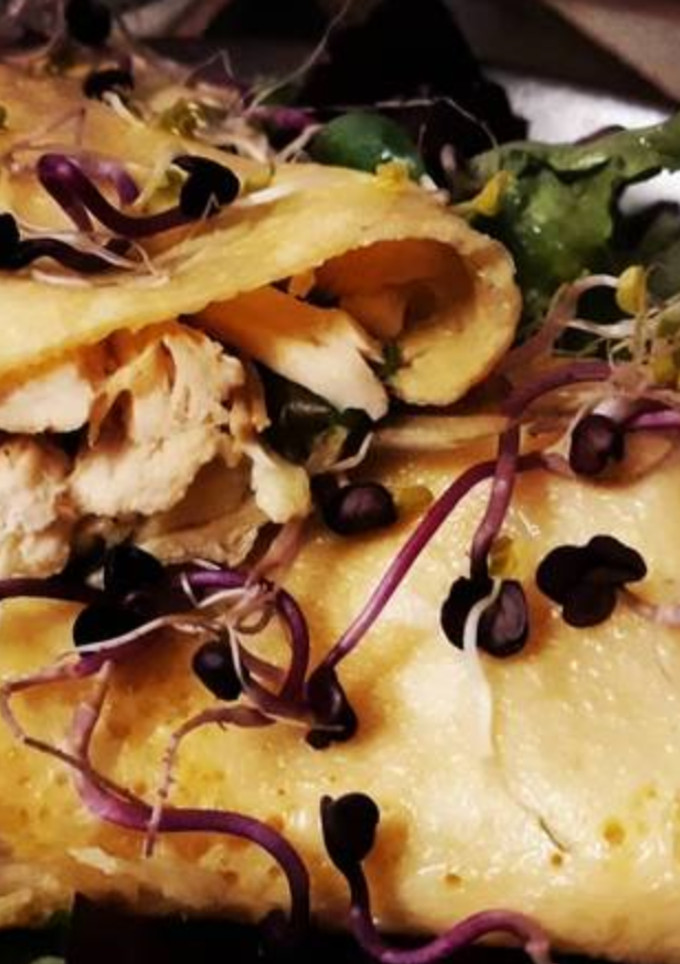 Una foto de Rollito de huevo con virutas de pollo