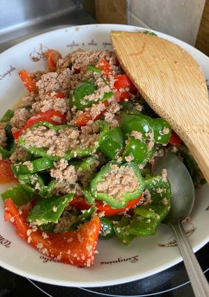 Hình của món Ớt chuông xào thịt băm.