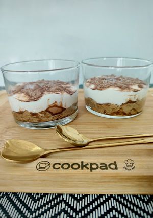 Una foto de Postre de yogur estilo tiramisú