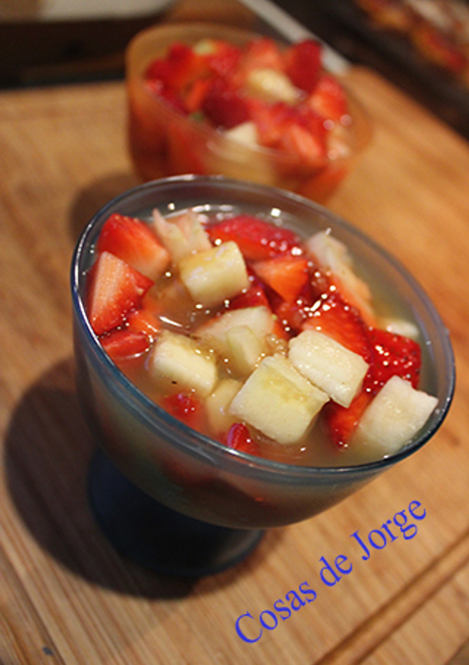 Una foto de Copa de plátano y fresas con miel