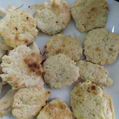 Una foto de Mini hamburguesas de pollo y manzana BLW