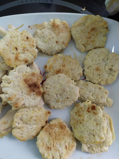 Una foto de Mini hamburguesas de pollo y manzana BLW