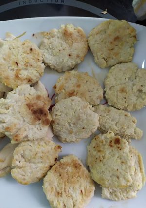 Una foto de Mini hamburguesas de pollo y manzana BLW
