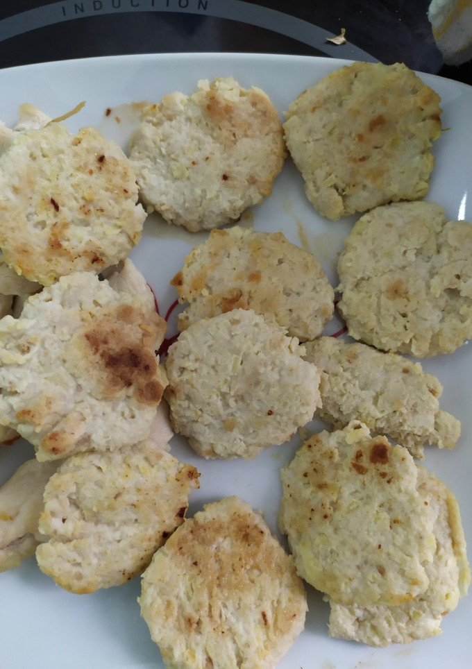 Una foto de Mini hamburguesas de pollo y manzana BLW