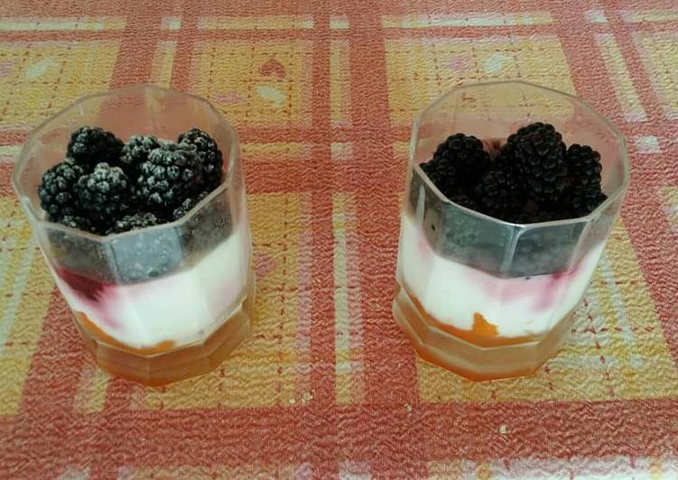 Panna cotta allo yogurt con albicocche e more