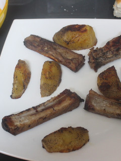 Una foto de Costillas con patatas gajo al grill doble