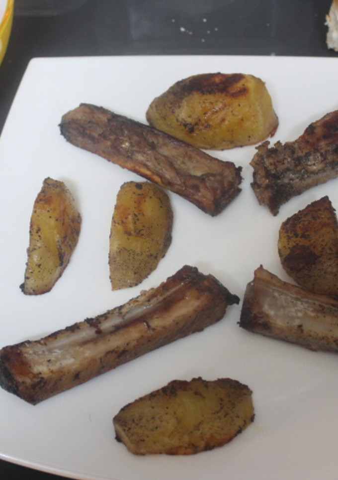 Una foto de Costillas con patatas gajo al grill doble