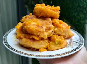 Hình của món Đậu non chiên giòn sốt trứng muối.