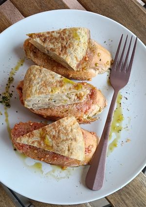 Una foto de Tortilla de patatas con butifarra de huevo