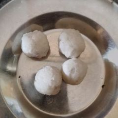 A picture of Nariyal ladoo.