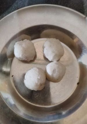 A picture of Nariyal ladoo.