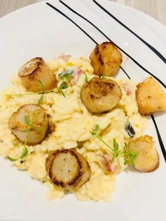 Une photo de Risotto au Chorizo et Saint-Jacques poêlées