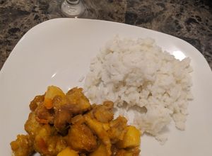 Una foto de Pollo agridulce con ananá 🍍🥡(sweet & sour chicken)