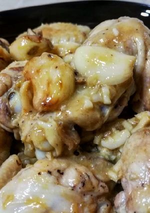 Una foto de Alitas y muslitos al ajillo