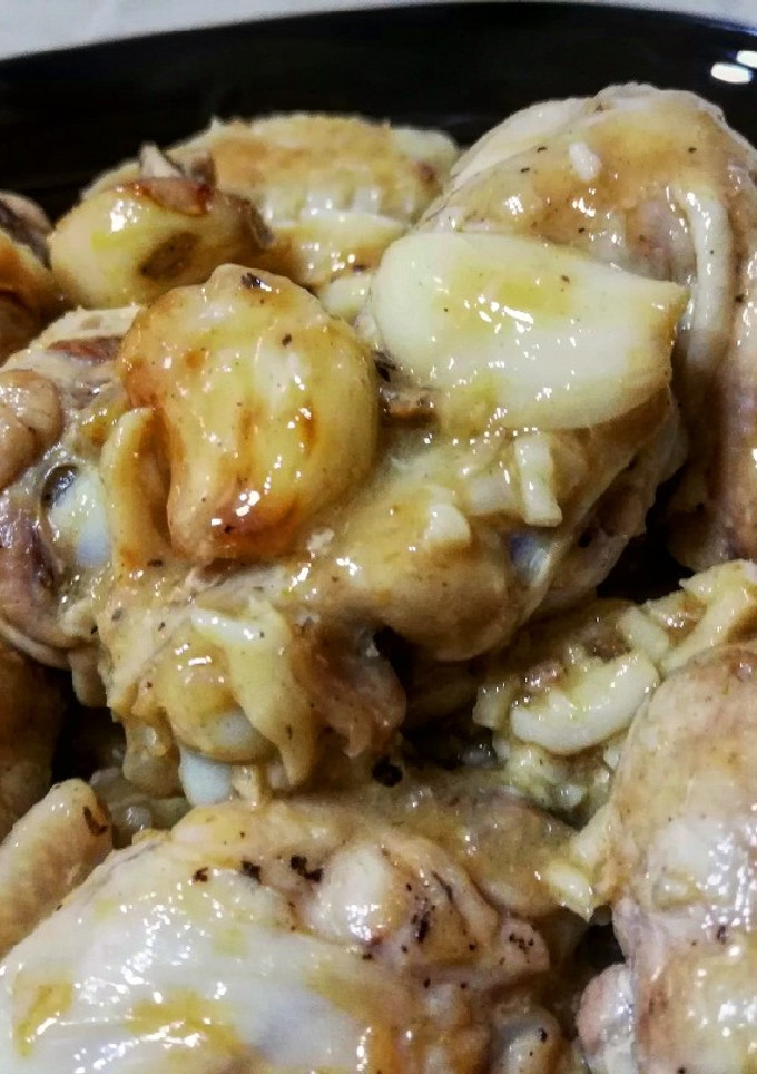 Una foto de Alitas y muslitos al ajillo