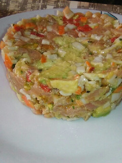Una foto de Tartar de aguacate y salmón ahumado con pistachos y nueces