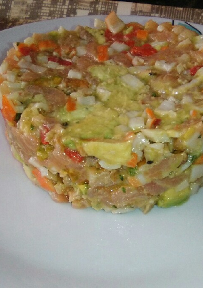 Una foto de Tartar de aguacate y salmón ahumado con pistachos y nueces