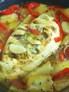 Una foto de Pechuga de pollo al horno con guarnición