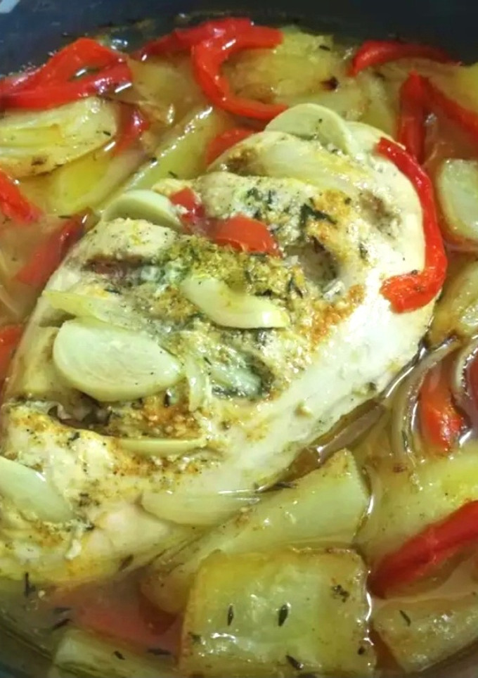 Una foto de Pechuga de pollo al horno con guarnición